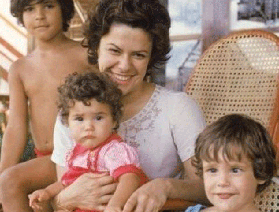 Maria Rita no colo de Elis Regina e os irmãos, João Marcelo Bôscoli e Pedro Mariano