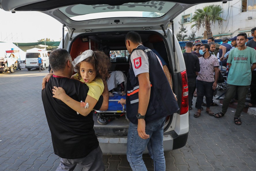 Menina é levada a hospital Al-Shifa, na Faixa de Gaza