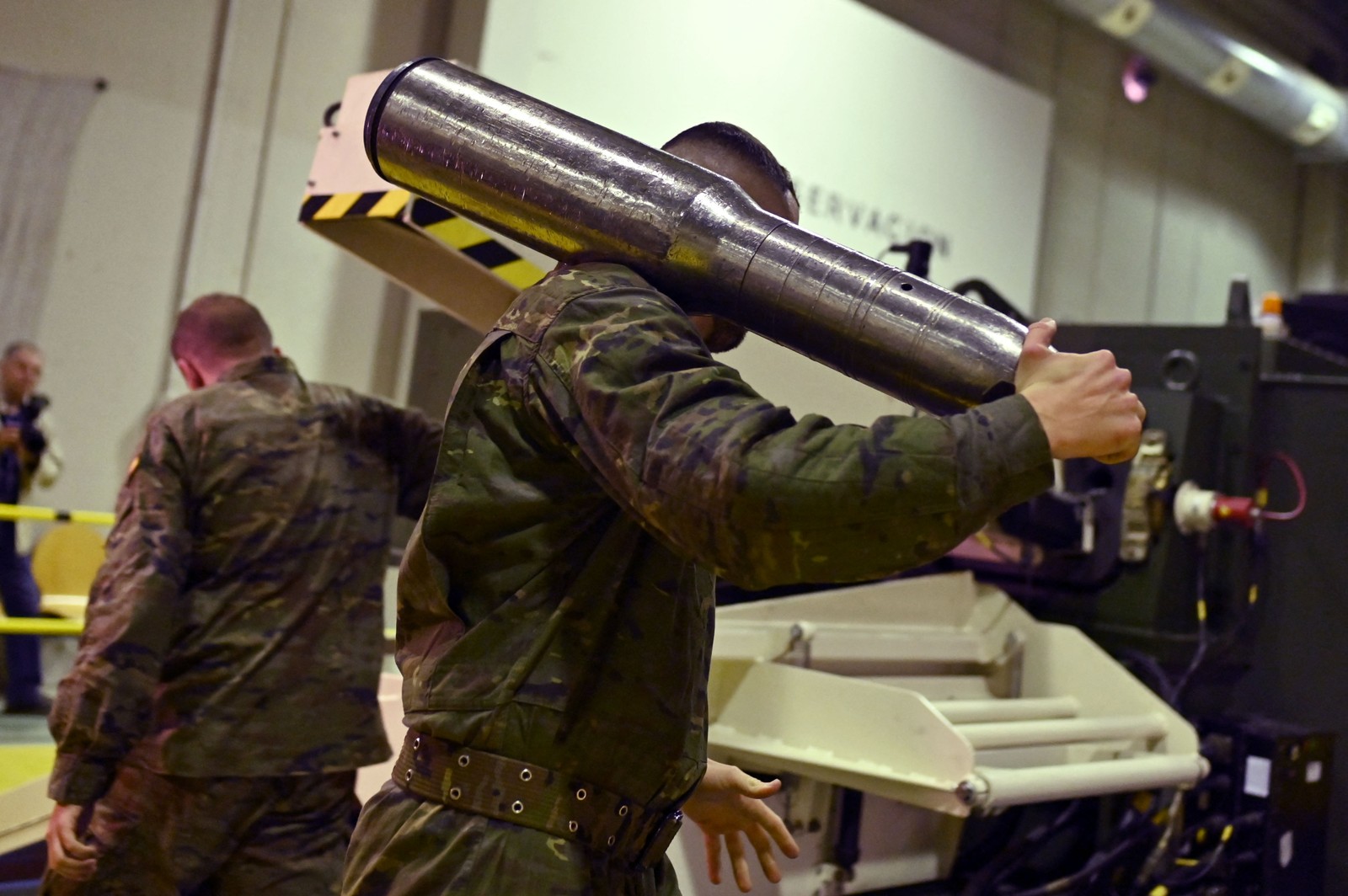 Em centro militar espanhol, soldados ucranianos aprendem a operar tanques Leopard — Foto: OSCAR DEL POZO / AFP