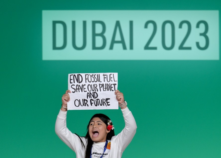 Jovem protesta durante COP28, em Dubai: em 31 anos de cúpulas do clima, não foi apresentada ação contundente voltada para crianças