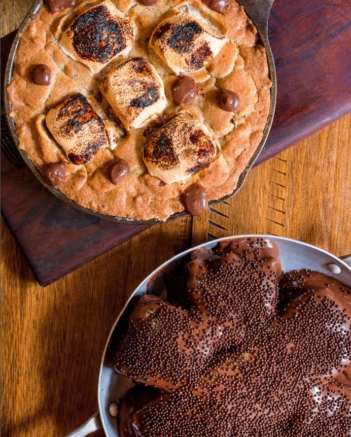 Apesar de o forte do restaurante DB House ser a carne, as sobremesas não deixam a  desejar. Na foto as duas mais concorridas: smores cookie (R$ 42), biscoito artesanal com marshmallow maçaricado e gotas de chocolate; e bolo fofinho de chocolate que leva o nome da casa (R$ 49). Vogue Square. Rua Januário Barbosa 270, Taquara.