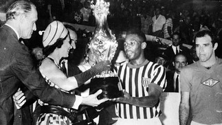 Rainha Elizabeth II entrega troféu ao Rei Pelé no Maracanã, em 1968 — Foto: Arquivo/Agência O GLOBO