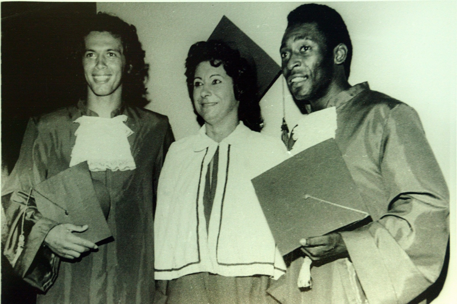 Pelé e o ex-goleiro Emerson Leão, na formatura do curso de Educação Física na Universidade Metropolitana de Santos (Unimes), em 1974Alexandre Cassiano / Agência O Globo