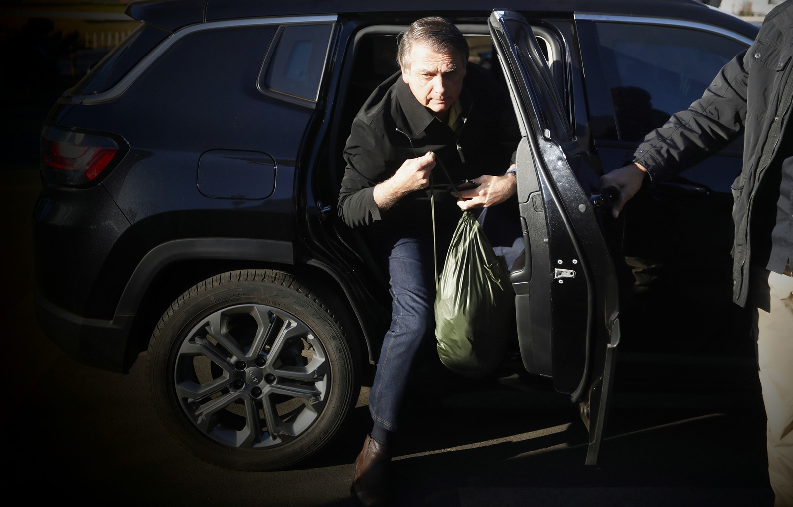 Jair Bolsonaro embarca para o Rio de Janeiro no dia do terceiro dia do julgamento do TSE. — Foto: Cristiano Mariz / Agência O Globo