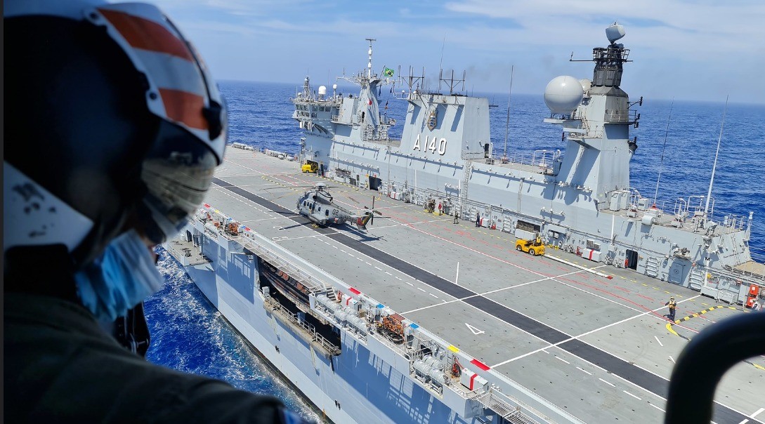 Navio pode levar até 18 helicópteros  — Foto: Divulgação Marinha