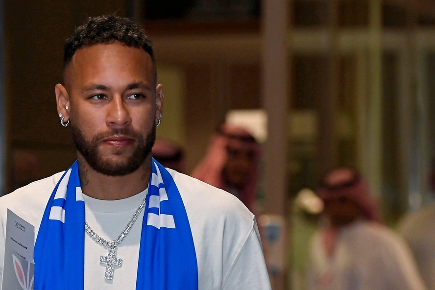 Neymar desembarca na Arábia Saudita após assinar um contrato de dois anos com o Al-Hilal