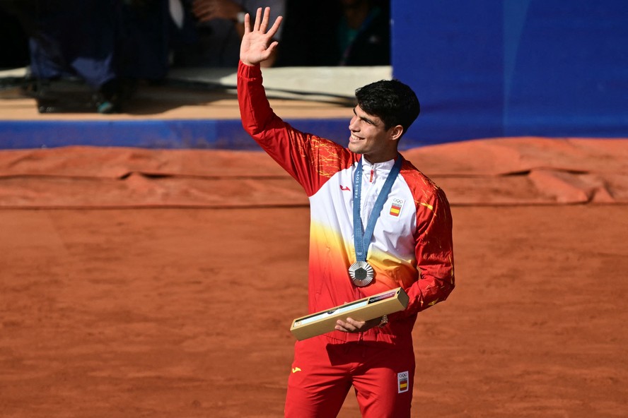 O espanhol Carlos Alcaraz com a medalha de prata da Olimpíada de Paris-2024