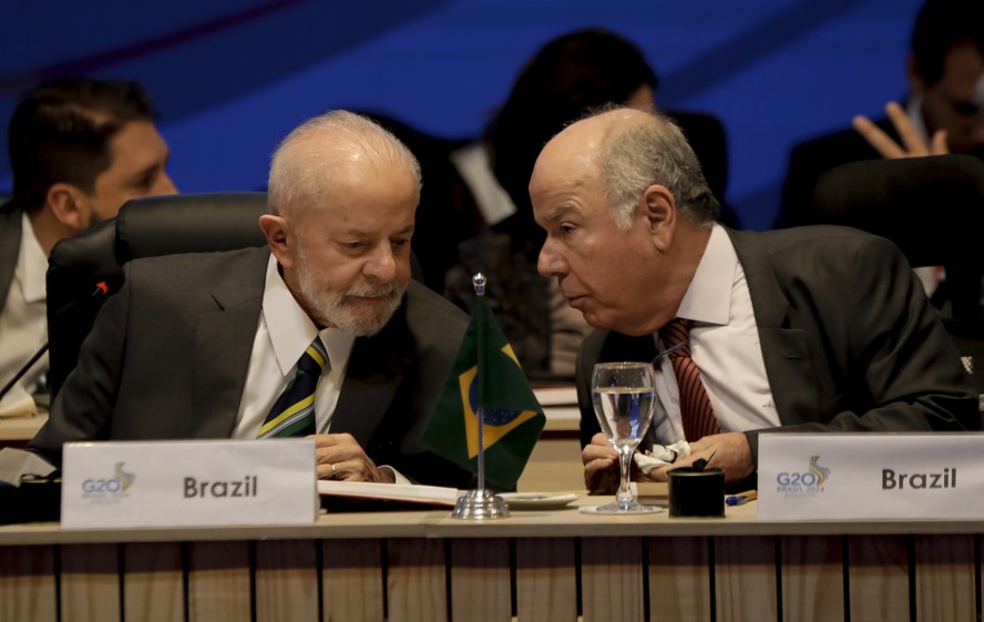 Presidente do Brasil, Luiz Inácio Lula da Silva, conversa com o chanceler, Mauro Vieira, durante reunião ministerial do G20