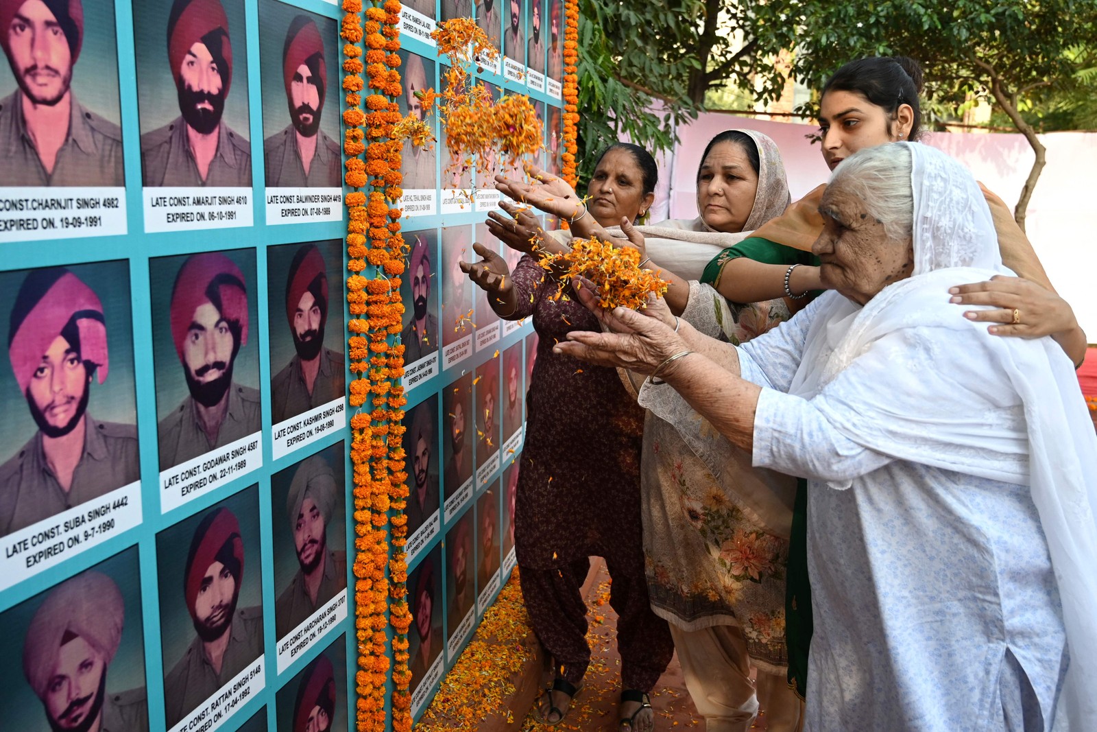 Parentes de policiais mortos de Punjab prestam homenagem durante evento para marcar o "Dia de Comemoração da Polícia", em Amritsar — Foto: Narinder NANU / AFP