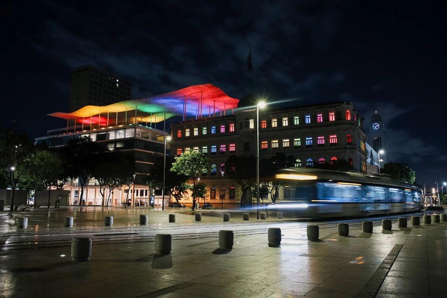 Museu de Arte do Rio nas cores do arco-íris