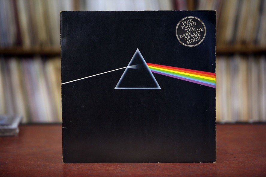 Um vinil do Dark Side of the Moon, disco clássico do Pink Floyd
