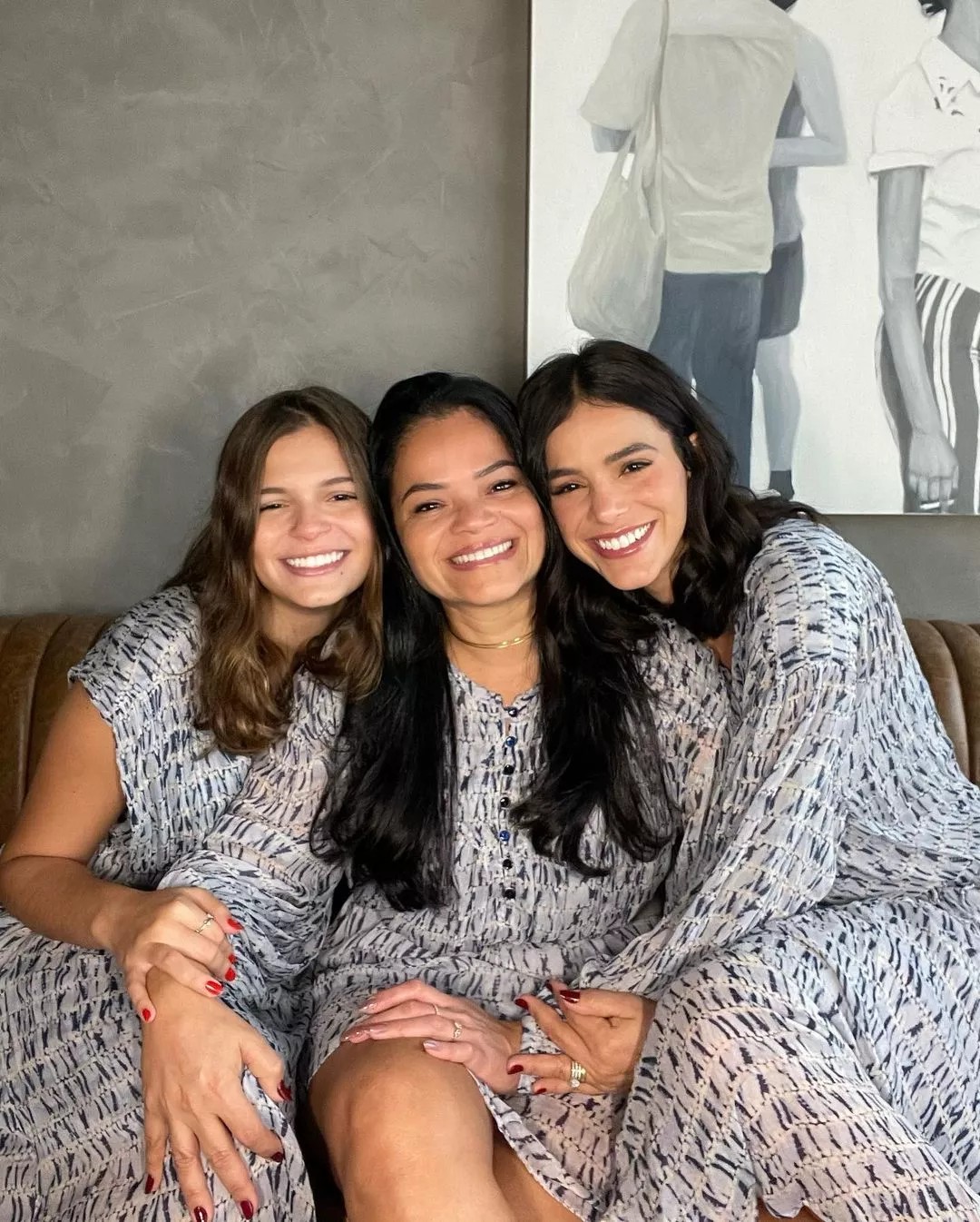 Luana Marquezine e Bruna Marquezine com a mãe, Neide  — Foto: Instagram