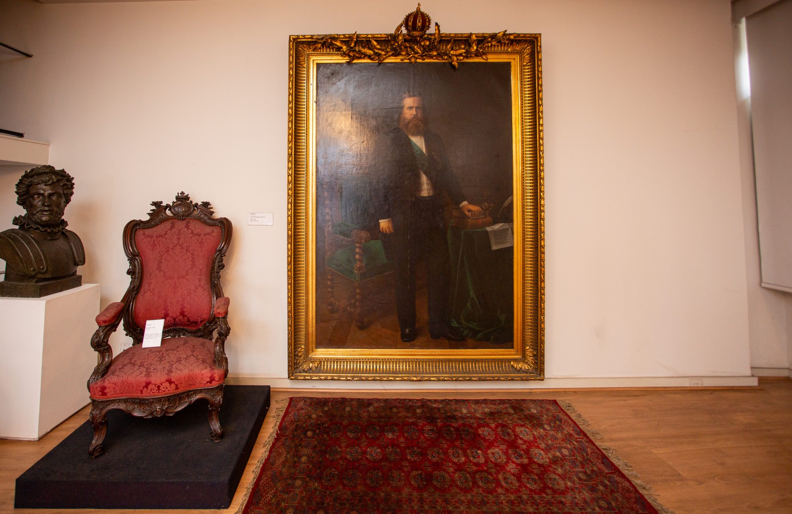 Óleo sobre a tela de D. Pedro II, obra de Édouard Viénot, e poltrona Jacarandá de tecido, do século XIX, que pertenceu a Paulino de José Soares de Souza, visconde do Uruguai. — Foto: Beatriz Orle/O Globo