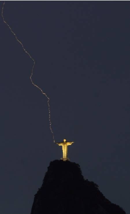 Raio é fotografado na mão do Cristo  — Foto: Custódio Coimbra / Agência O Globo