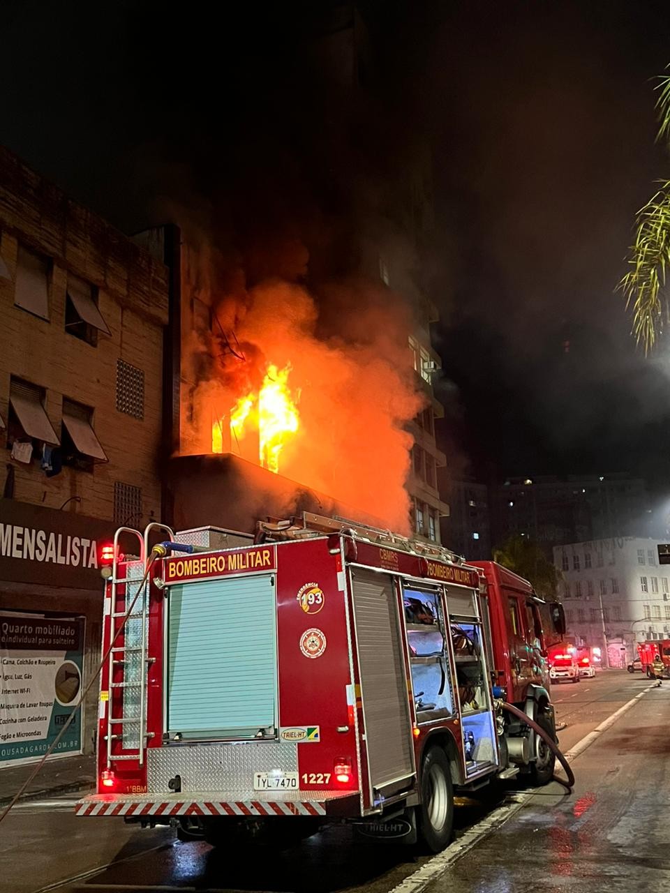 Incêndio em pousada em Porto Alegre deixou ao menos dez mortos e sete feridos em estado grave — Foto: Corpo de Bombeiros