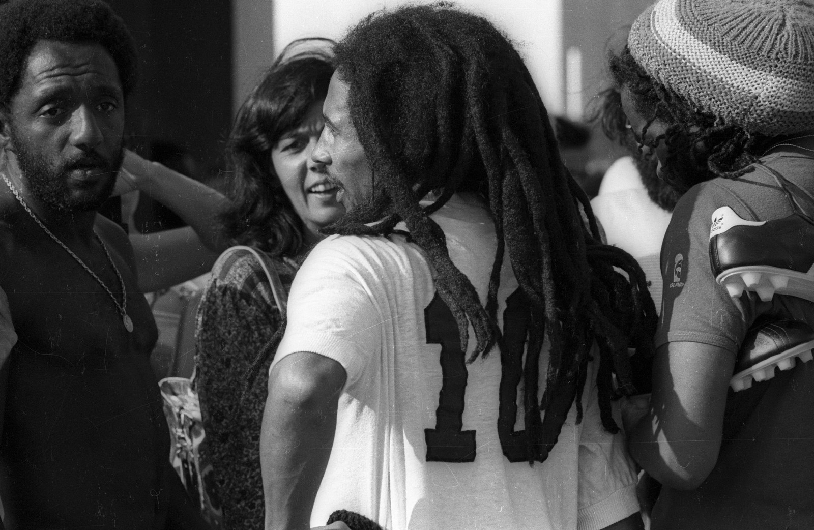 Bob Marley veste a camisa 10 em pelada na casa de Chico Buarque — Foto: Luiz Pinto / Agência O Globo