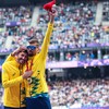 Julio Cesar com o ouro no pódio do atletismo (5000m da classe T11) em Paris-2024 - Wander Roberto / CPB