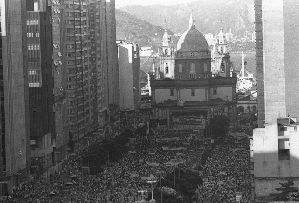 Avenida Presidente Vargas tomada pelo povo em comício das "Diretas Já" — Foto: Hipólito Pereira