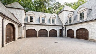 Entrada da garagem da nova casa de Travis Kelce em Kansas City — Foto: Brynn Burns Photography/Homes of the Rich