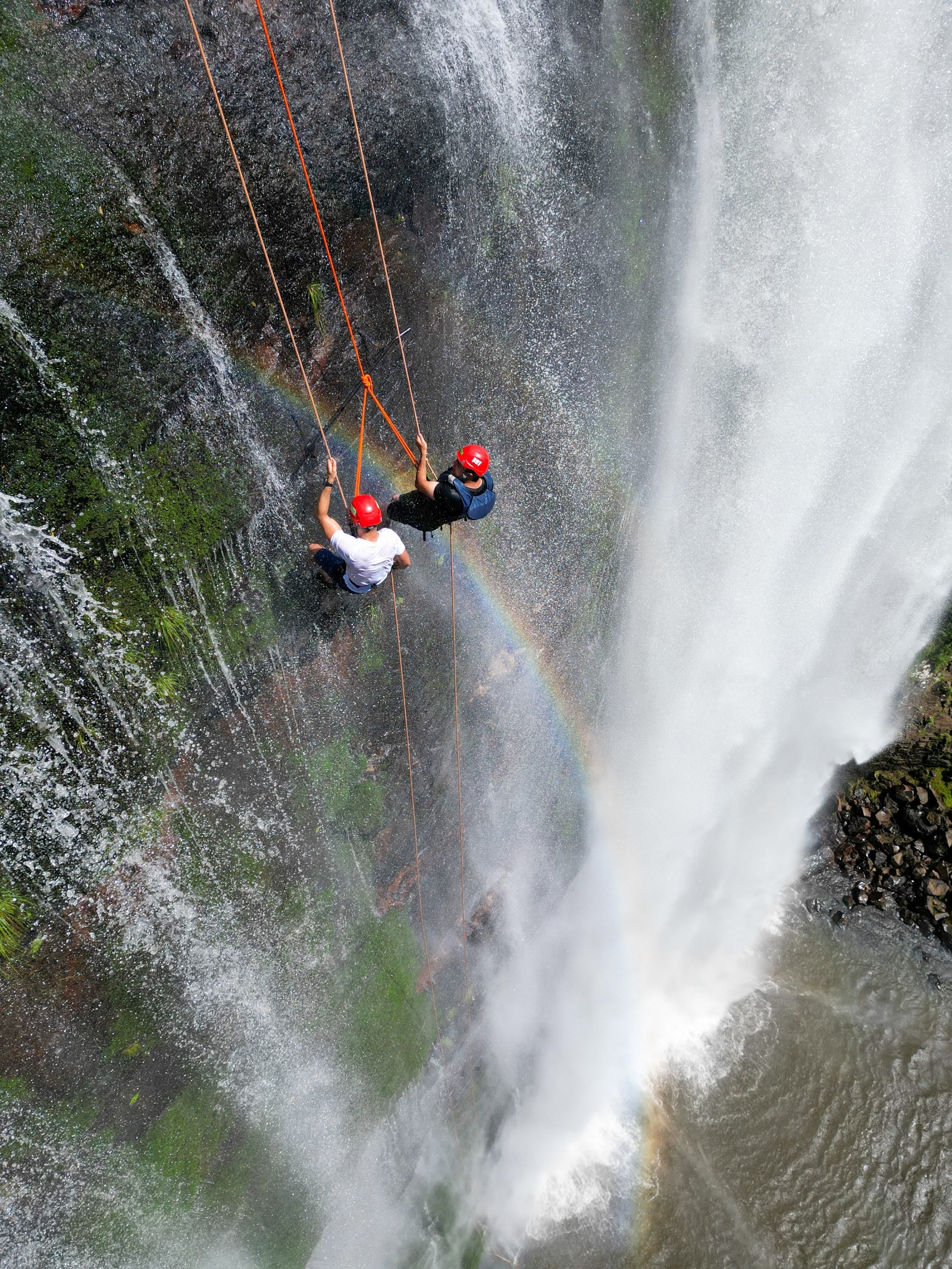 Turistas praticam rapel na Cascata Sepultura, em Caxias do Sul (RS) — Foto: Divulgação