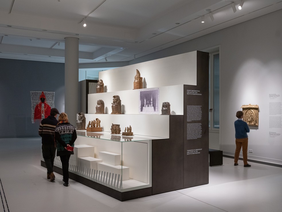 Bronzes de Benin em exibição no Fórum Humboldt, um complexo de museus em Berlim. Os museus de Berlim contêm mais de 1.000 bronzes, embora não os possuam mais — Foto: Andreas Meichsner/The New York Times