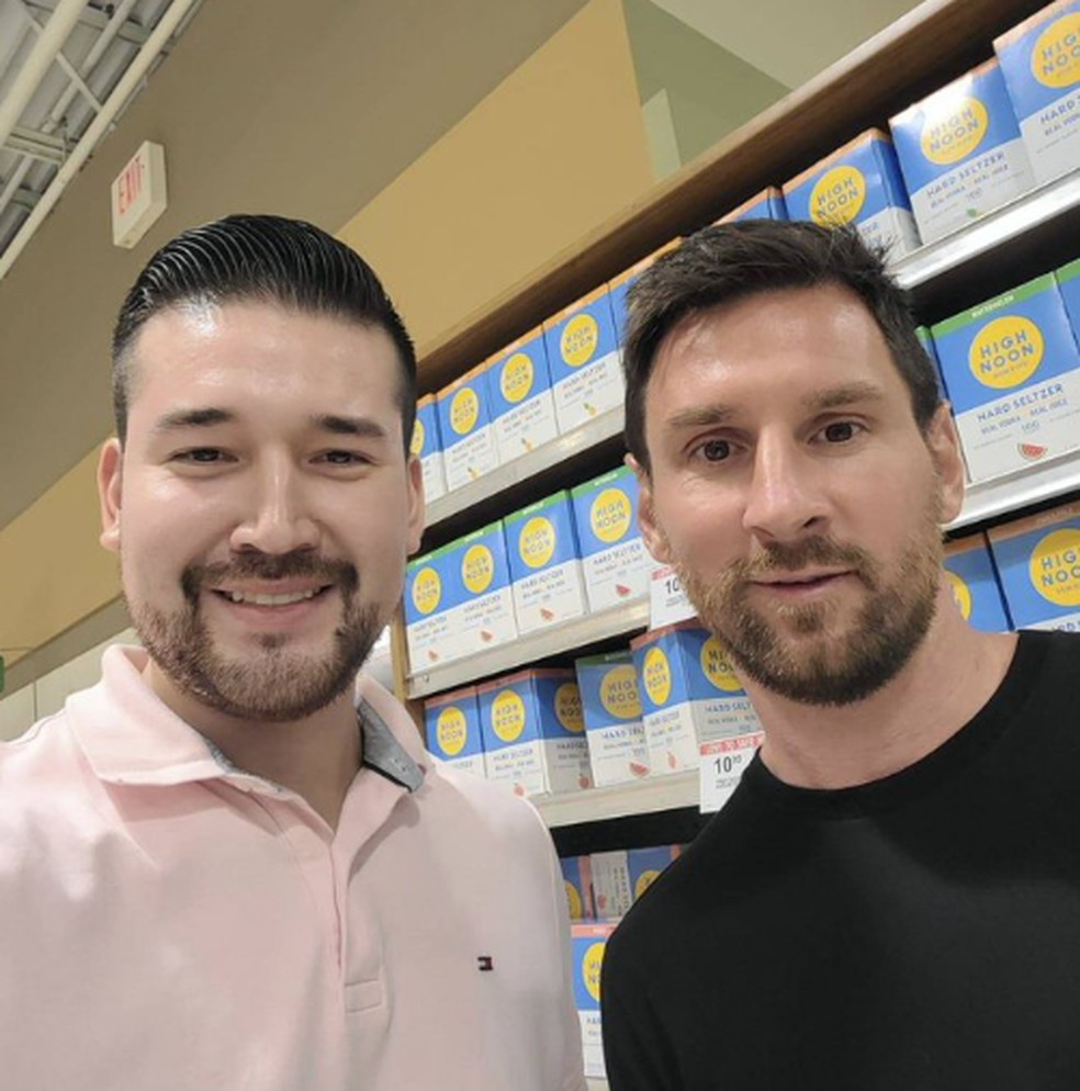 Messi posa para selfie com torcedor em supermercado de Miami — Foto: Reprodução/Twitter