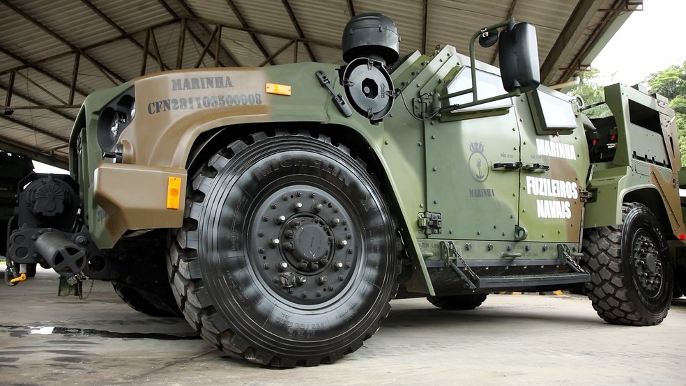 Blindado JLTV parece 'rebaixado' quando estacionado, mas suspensão pode fazê-lo chegar aos 3,26m de altura (altura é de 2,20m com a suspensão toda abaixada) — Foto: Hermes de Paula/Agência O Globo