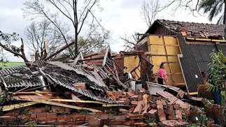 Ciclone arranca árvores, interdita casas e causa estragos em Doutor Maurício no Rio Grande do Sul.  — Foto: Reprodução/TV Globo