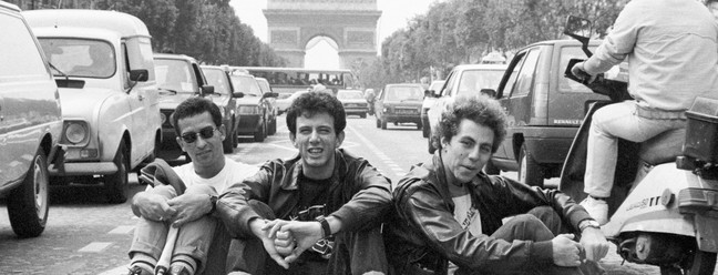 Os Paralamas do Sucesso em 1987 em Paris, onde o grupo tocou no Olympia — Foto: Divulgação/Maurício Valladares