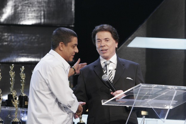 Zeca Pagodinho recebe de Silvio Santos o Troféu Imprensa 2005