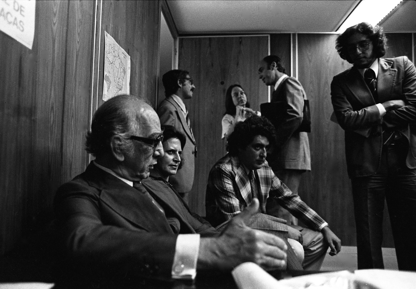Em 1977, Lygia, junto de Hélio Silva (de óculos), Jeferson Ribeiro de Andrade (paletó xadrez) e Nélida Pinon (ao fundo), durante a entrega do Manifesto dos Escritores contra a Censura ao ministro da Justiça, Armando FalcãoAgência O Globo