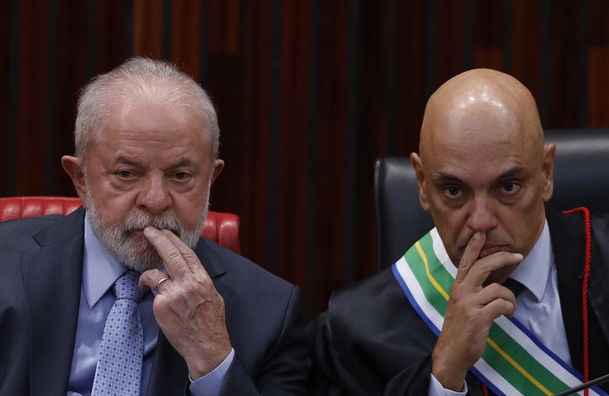 Lula ao lado de Alexandre Moraes na solenidade de Ordem ao Mérito do Tribunal Superior Eleitoral (TSE)