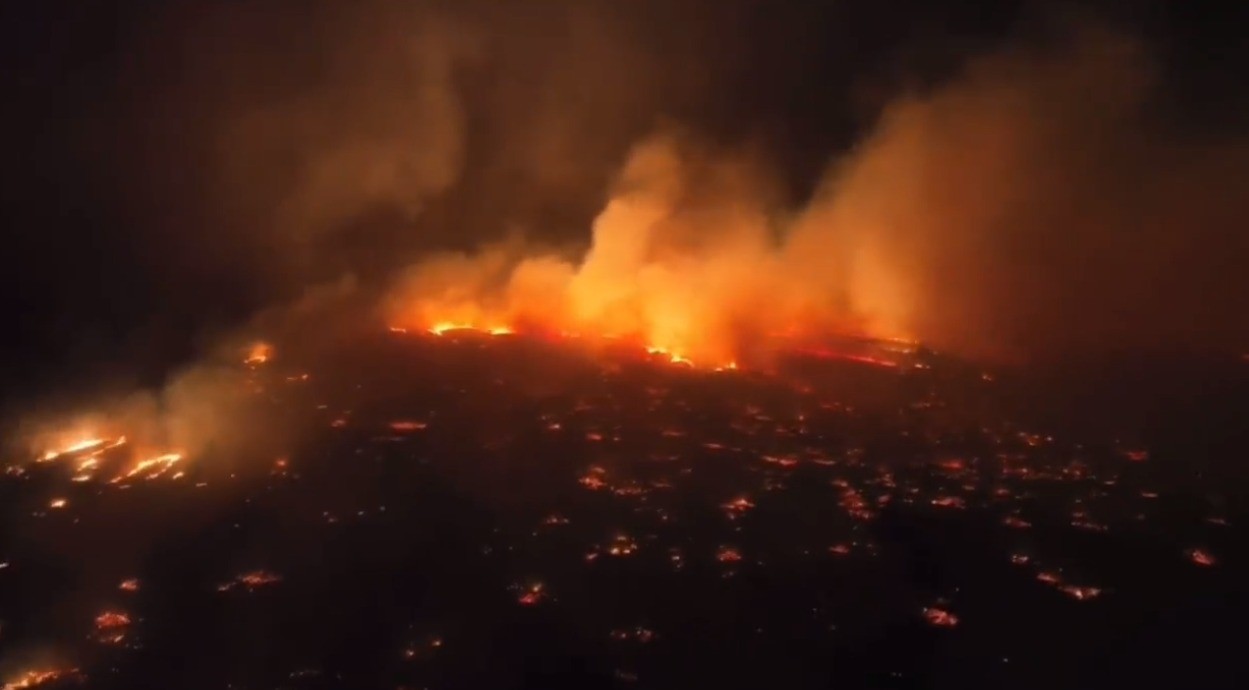 Incêndio em ilha no Havaí faz pessoas se jogarem no mar para escapar e deixa hospitais sobrecarregados — Foto: Reprodução