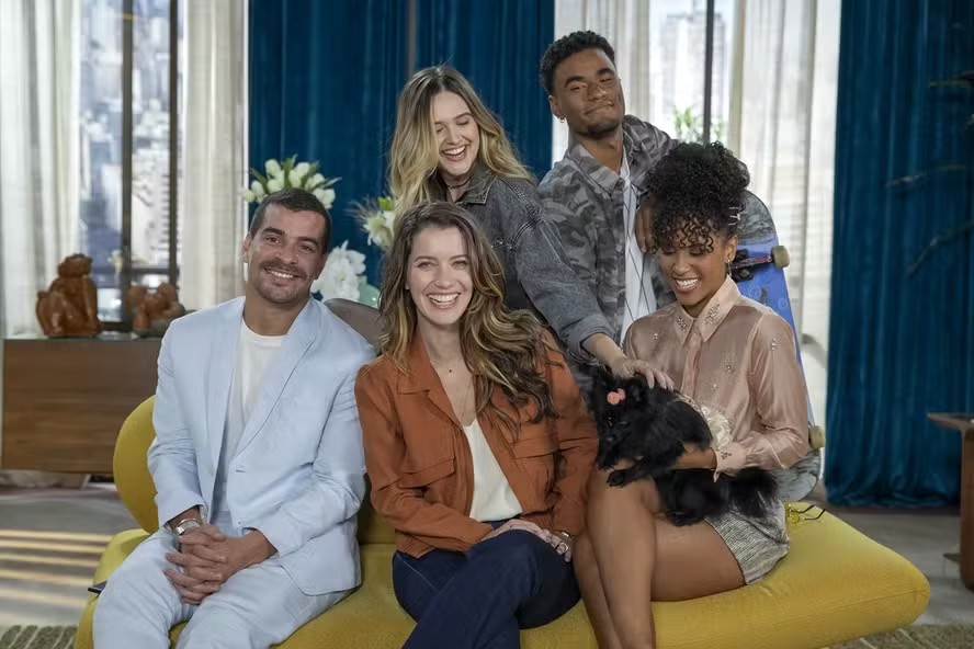 Thiago Martins, Juliana Paiva, Nathalia Dill, Isacque Lopes e Ramille, os protagonistas de 'Família é tudo'