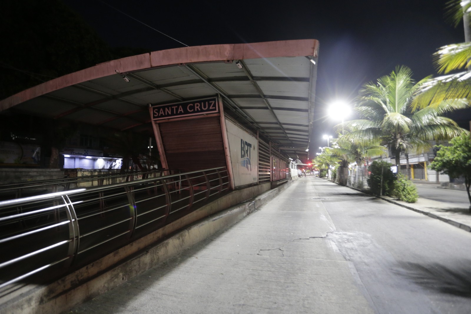 Estação Santa Cruz do BRT fechada após ataques de marginais a coletivos — Foto: Domingos Peixoto