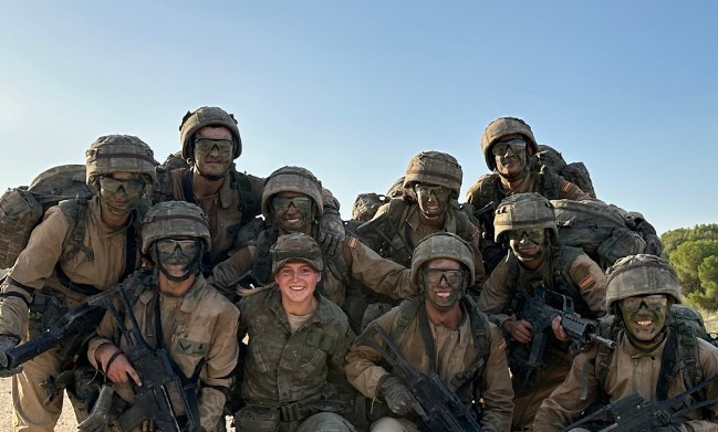 Princesa Leonor posa com colegas de treinamento militar — Foto: Casa Real de Espanha