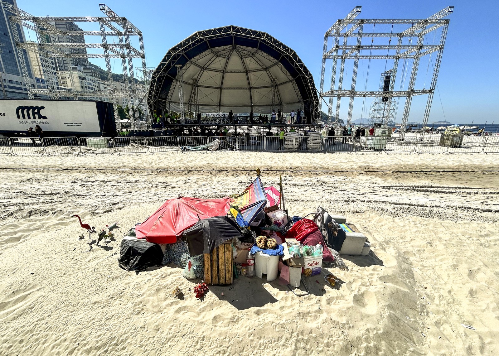 Palco onde será a festa do DJ Pedro Sampaio ao final do show da Madonna. Homem monta um alojamento e se esmera na decoração . — Foto: Gabriel de Paiva /Agência O Globo