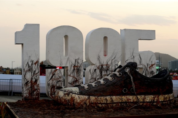 Alegoria do tênis coberto de lama do Rock in Rio de 2019