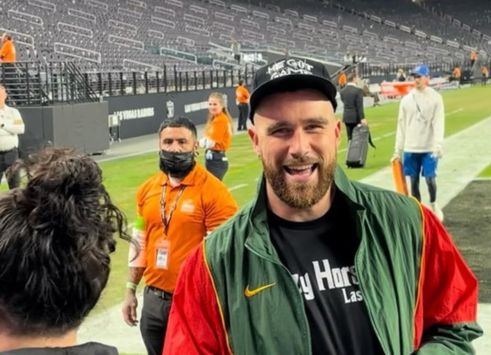 Travis Kelce é visto com camiseta de casa de strip de Las Vegas após se apresentar na cidade — Foto: Reprodução