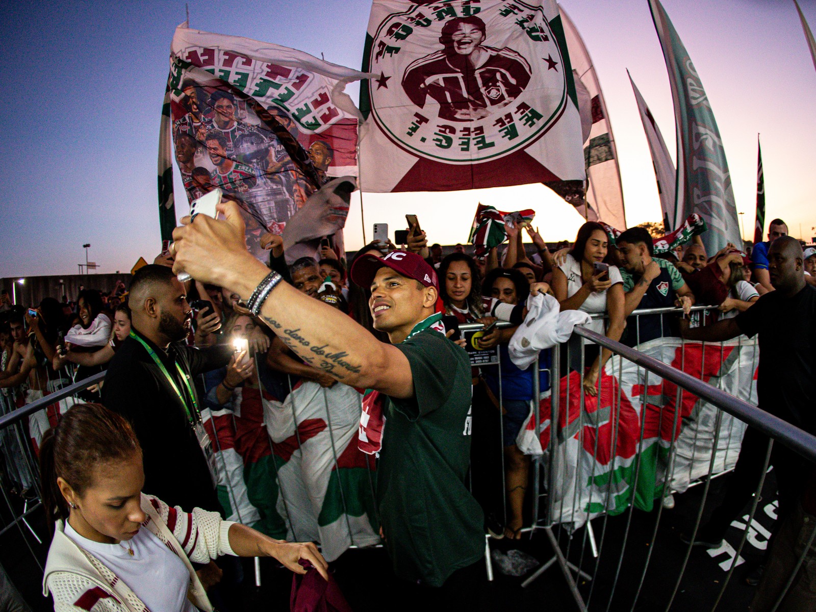 Torcida celebrou do lado de fora do Aeroporto do Galeão a chegada do Zagueiro Thiago Silva no Rio de Janeiro. Jogador tira foto com torcedores. — Foto: MARCELO GONÇALVES / FLUMINENSE F.C