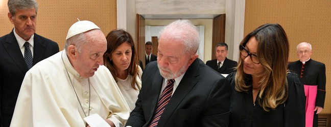 O Papa Francisco com o Presidente Luiz Inácio Lula da Silva e sua esposa Janja da Silva no Vaticano — Foto: VATICAN MEDIA / AFP