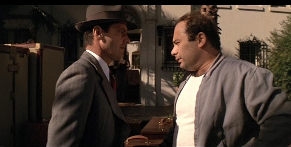 Burt Young com Jack Nicholson em 'Chinatown' (1974) — Foto: Reprodução