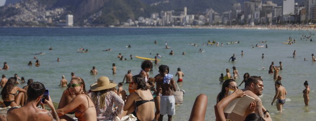 Primeiro final de semana do inverno tem sol forte. Na foto, praia do arpoador — Foto: Gabriel de Paiva /Agência O Globo