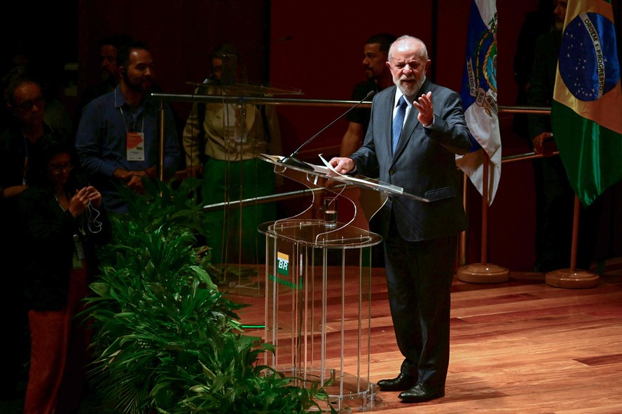 Lula discursa durante posse de Magda Chambriard