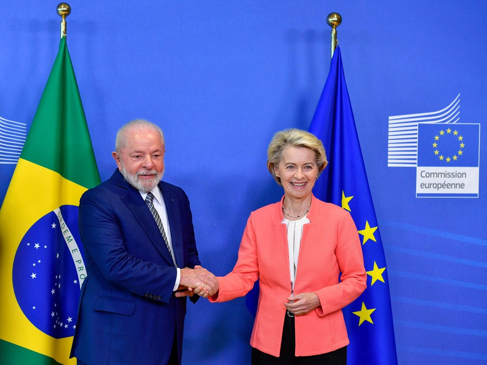 Proteção. Lula com a presidente da Comissão Europeia, Ursula von der Leyen: discordância sobre compras públicas — Foto: JEAN-CHRISTOPHE VERHAEGEN /AFP