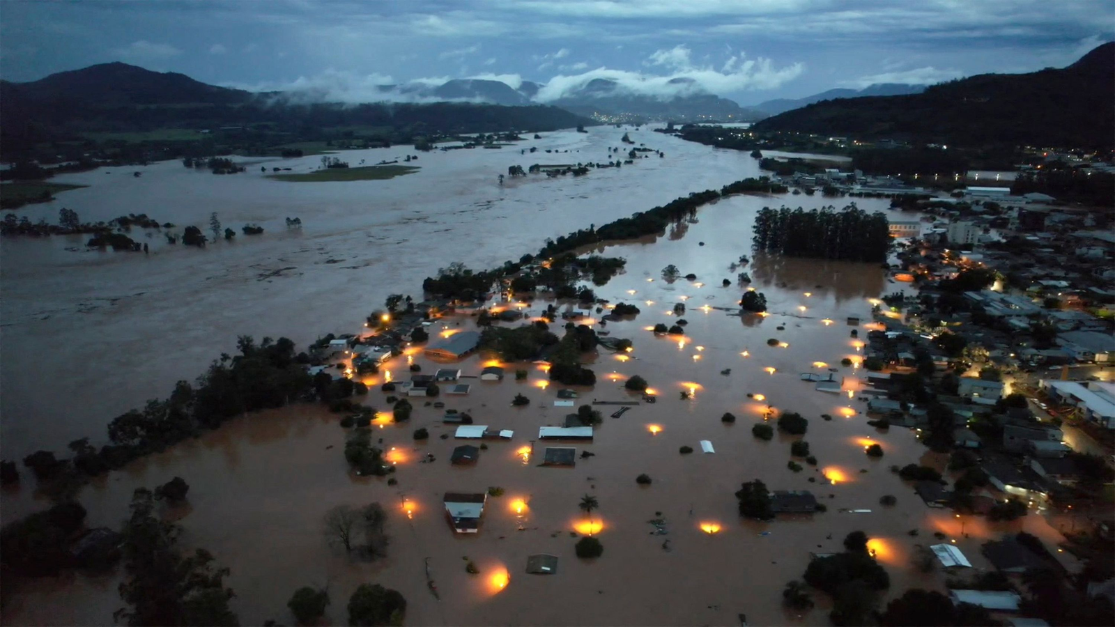 Uma visão aérea mostra áreas inundadas na cidade de Encantado, Rio Grande do Sul— Foto: Gustavo Ghisleni / AFP