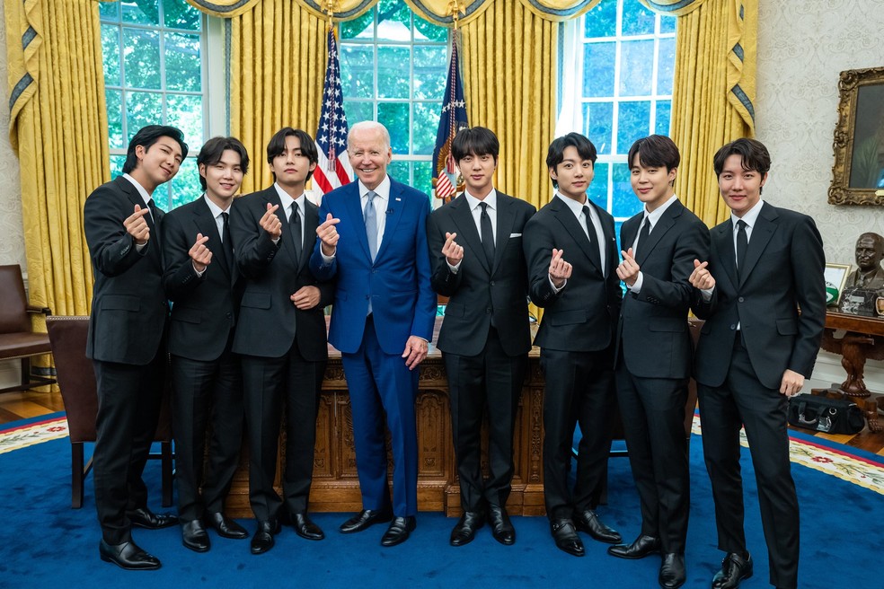 BTS em reunião com o presidente dos EUA. Na foto, aparecem, da esquerda para direita: RM, Suga, V, Biden, Jin, Jungkook, Jimin e J-Hope na Casa Branca em 31 de maio de 2022 — Foto: Divulgação / Big Hit Music