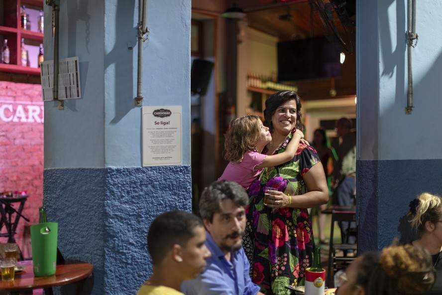 Marina Gonçalves e a filha, Madalena, no Armazém Cardosão, bar em Laranjeiras