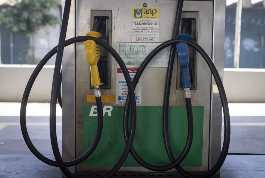 Bomba de combustível do Posto Bracarense, na Praça da Bandeira