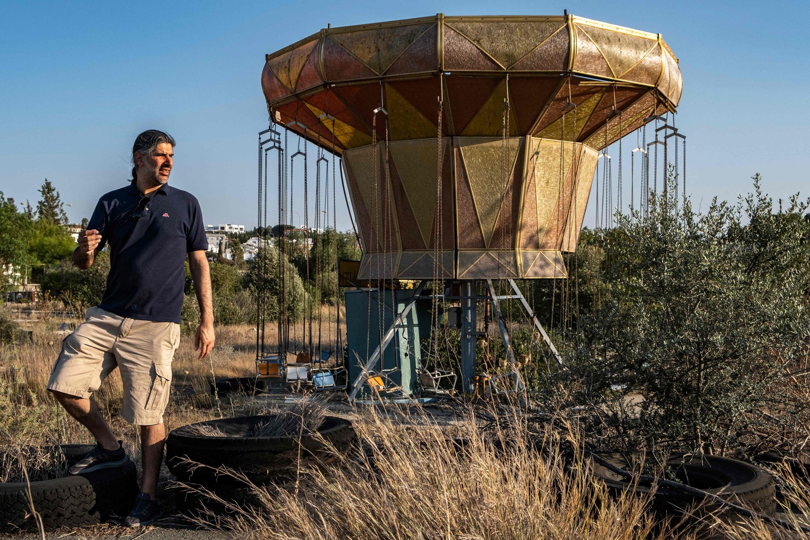 Entusiasta do 'urbex', o pesquisador cipriota Christos Zoumides visita o parque de diversões abandonado Tivoli, em Nicósia, capital do Chipre, no Mediterrâneo — Foto:  Amir Makar / AFP